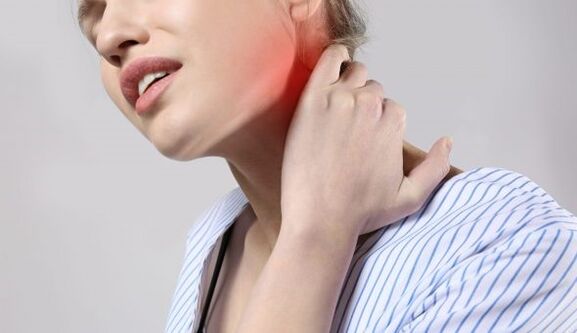 Avec l'ostéochondrose de la colonne cervicale, des douleurs dans le cou et les épaules apparaissent. 