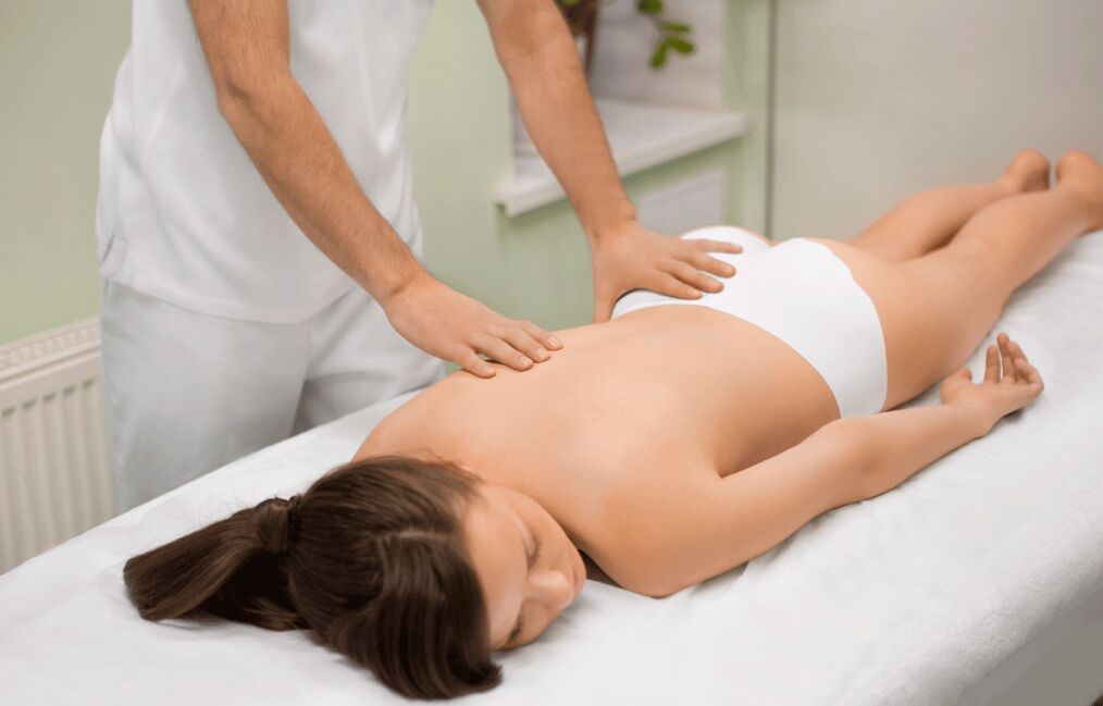 Massage pour le traitement de l'ostéochondrose thoracique. 