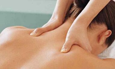 Massage des colonnes cervicales avec ostéochondrose