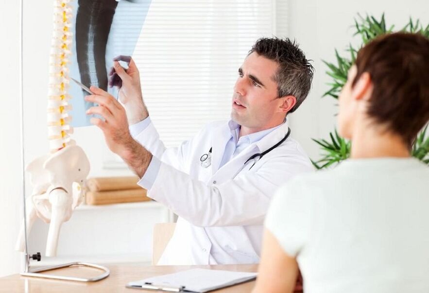 Le médecin examine une radiographie pour diagnostiquer une ostéochondrose thoracique.